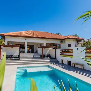 Blou, Steps From The Villa